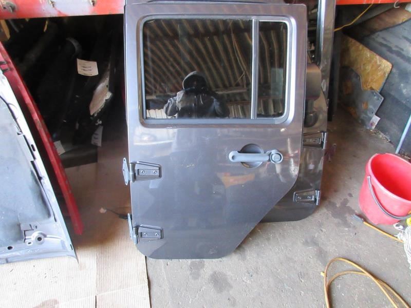 Good condition, clean and ready for installation. Paint code PAU. Local pickup only. 68079599 / 68079599AC