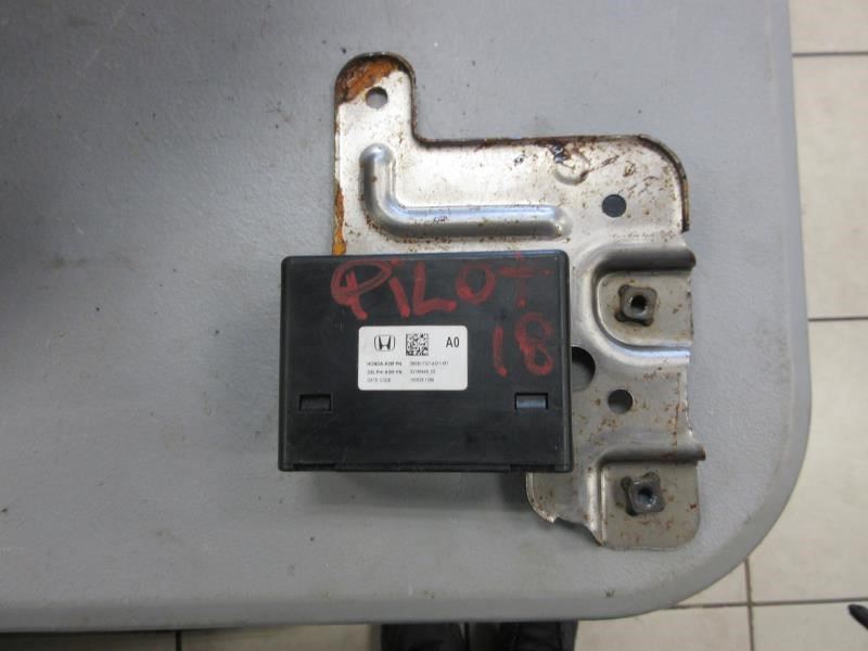 2016-2018 Honda Pilot OEM Media Hub Control Module 39090-TG7-A011-M1