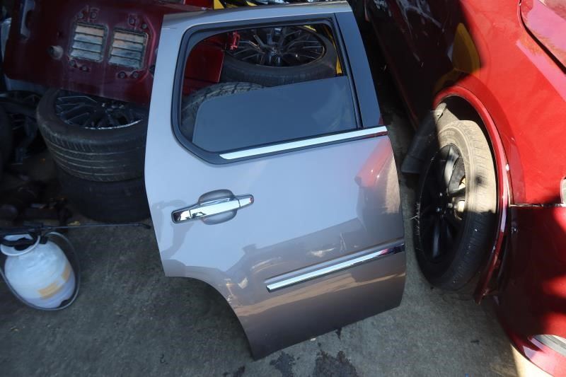 2010-2014 Cadillac Escalade OEM Rear Right Passenger Door Assembly Complete 22899153