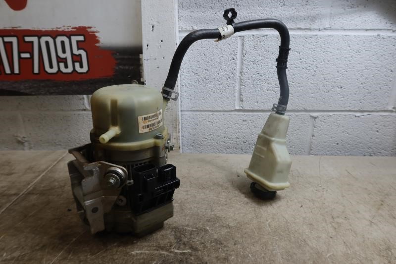 2022 2023 Jeep Wrangler JL RHD OEM Power Steering Pump & Reservoir 68529413