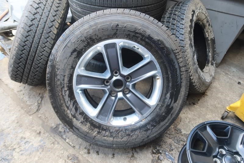 2018-2023 Jeep Wrangler JL Sahara OEM Wheel w/ Tire 18x7-1/2 6BZ41DX9AA