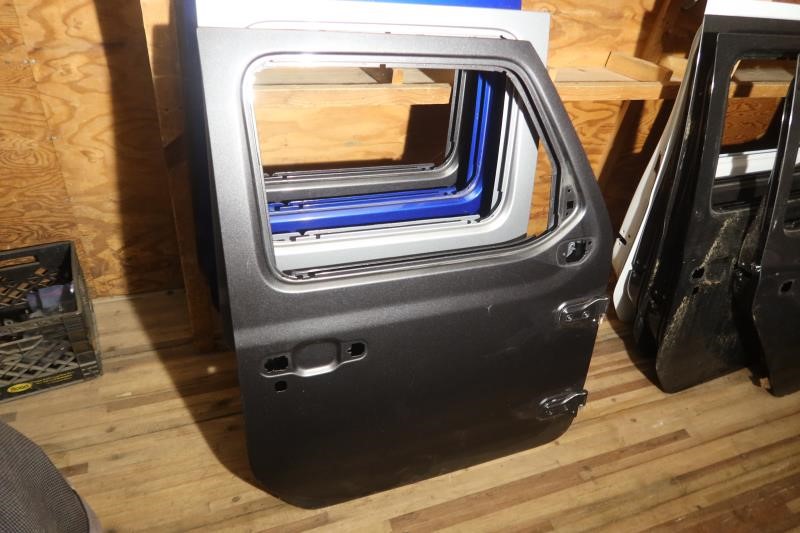 2018-2023 Jeep Wrangler Gladiator OEM Front Right Passenger Door Shell 68281910