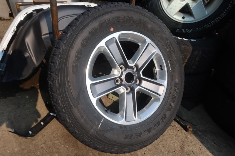 2018-2023 Jeep Wrangler JL Sahara OEM Wheel w/ NEW Tire 18x7.5 6BZ41DX9AA