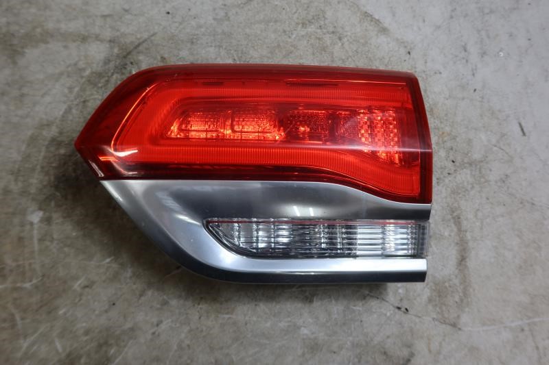 2015-2022 Jeep Grand Cherokee OEM Right Passenger RH Inner Tail Light 68236136