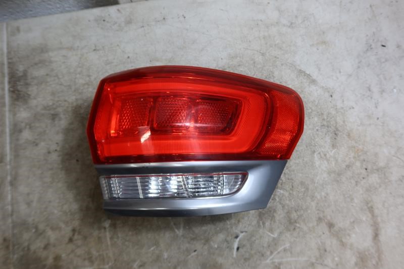 2015-2018 Jeep Grand Cherokee OEM Rear Right Passenger Tail Light Lamp 68236134