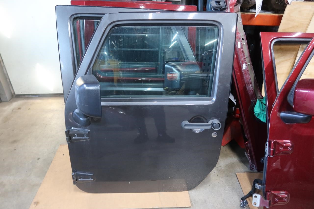 2011-2018 Jeep Wrangler JK JKU OEM Front Left Driver Door Loaded 68079597