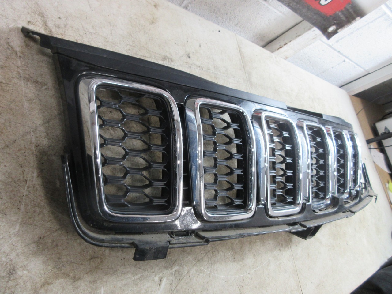 2016-2022 Jeep Grand Cherokee Front Bumper Upper Grille w/ Inserts 68258419 