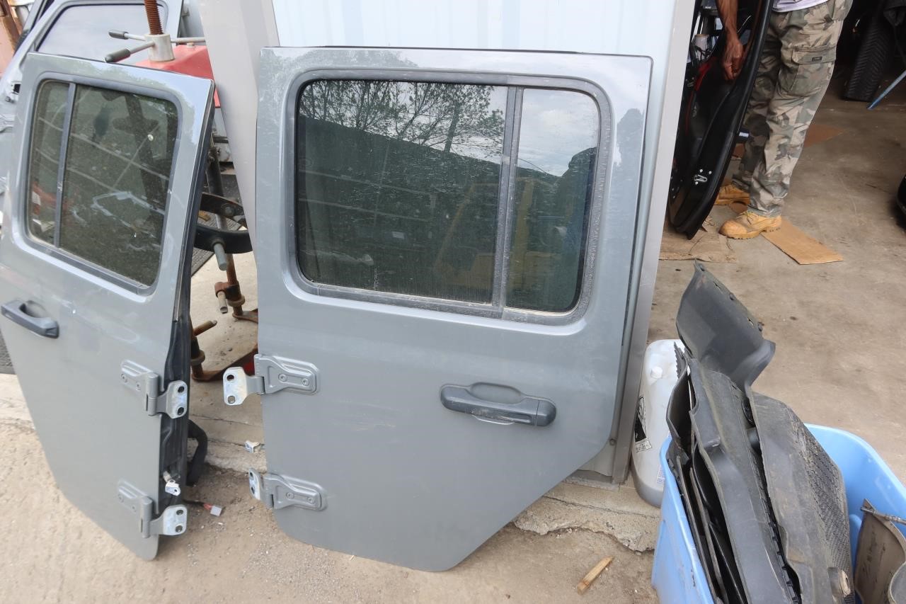 2018-2023 Jeep Wrangler Gladiator OEM Rear Left Driver Door Assembly 68281909