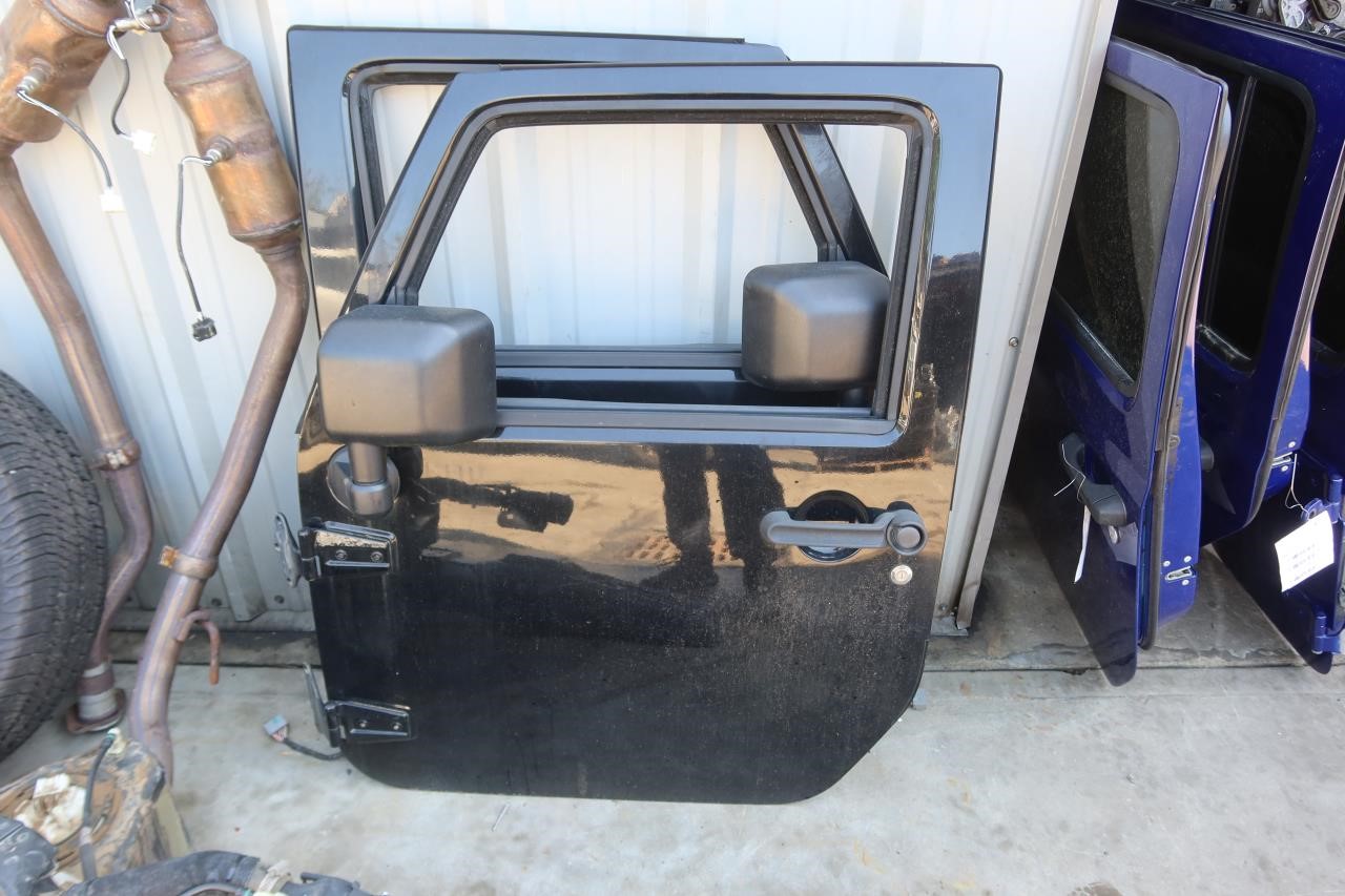 2011-2018 Jeep Wrangler JK JKU OEM Front Left Driver Door PX8 68079597