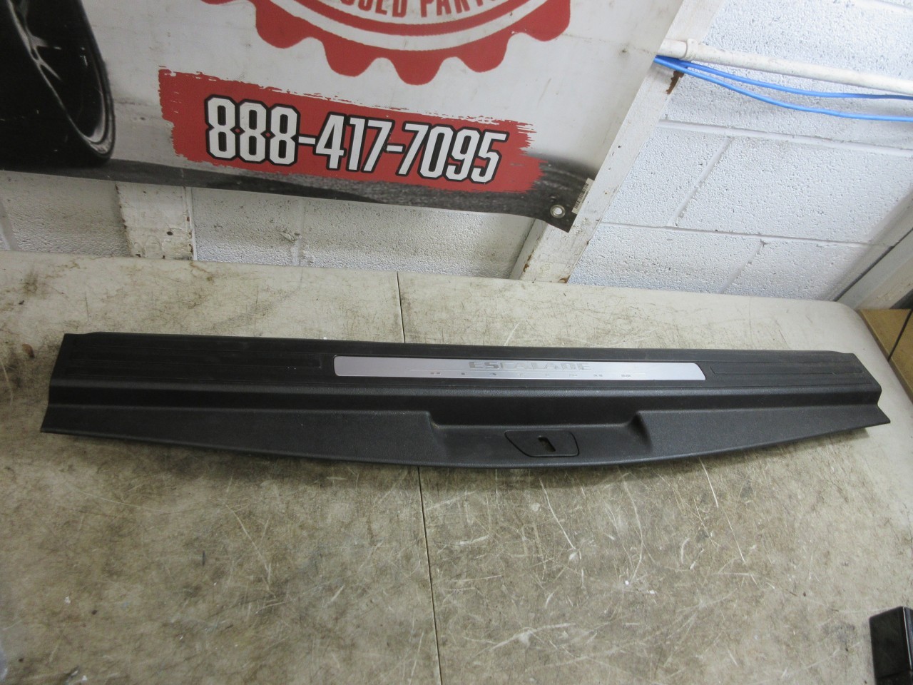 07-14 Cadillac Escalade Platinum OEM Rear Tailgate Sill Scuff Trim Ebony 15244219