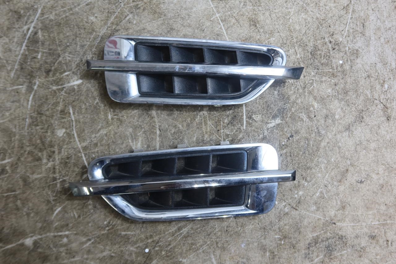 2007-2014 Cadillac Escalade OEM Fender Chrome Vent Trim Panel 15860253