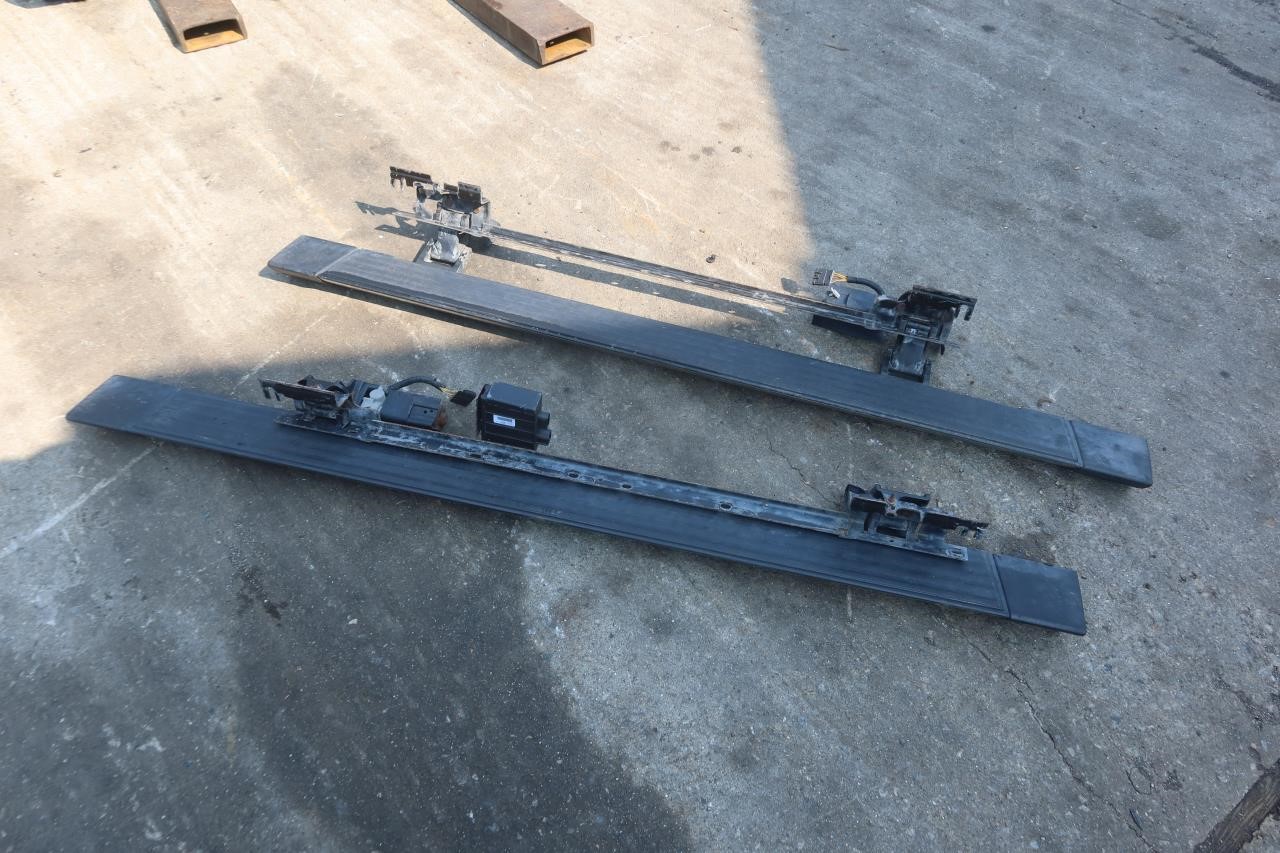 2007-2014 Cadillac Escalade OEM Power Running Board Retractable Side Step Pair

Steps are about 79 inches long. 