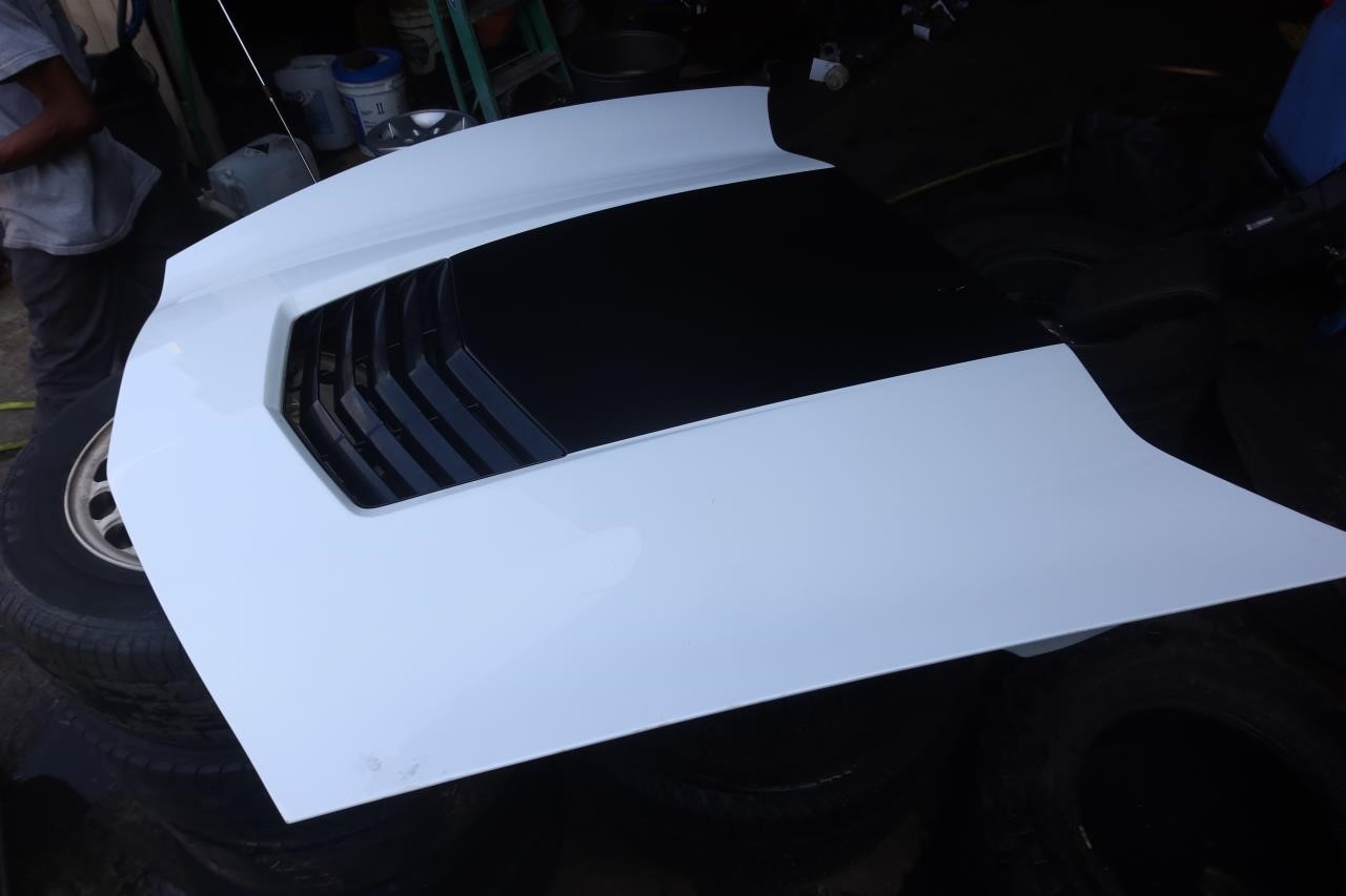 2014-2019 Chevy Corvette Stingray Z51 EM Hood Assembly White w/ Vent 84167868