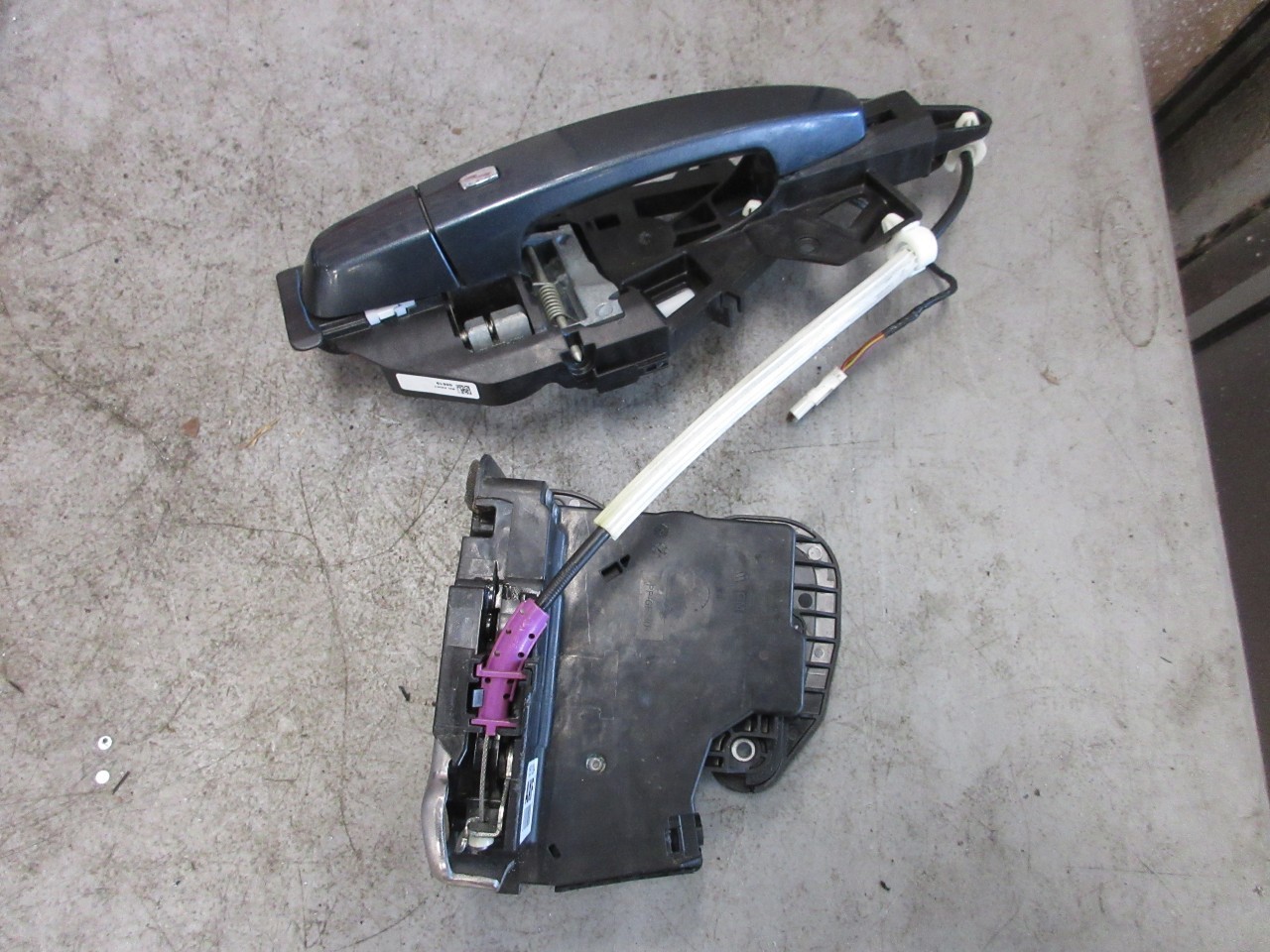 16-2024 Chevrolet Camaro OEM RH Passenger Door Handle w/ Lock Actuator 13510954