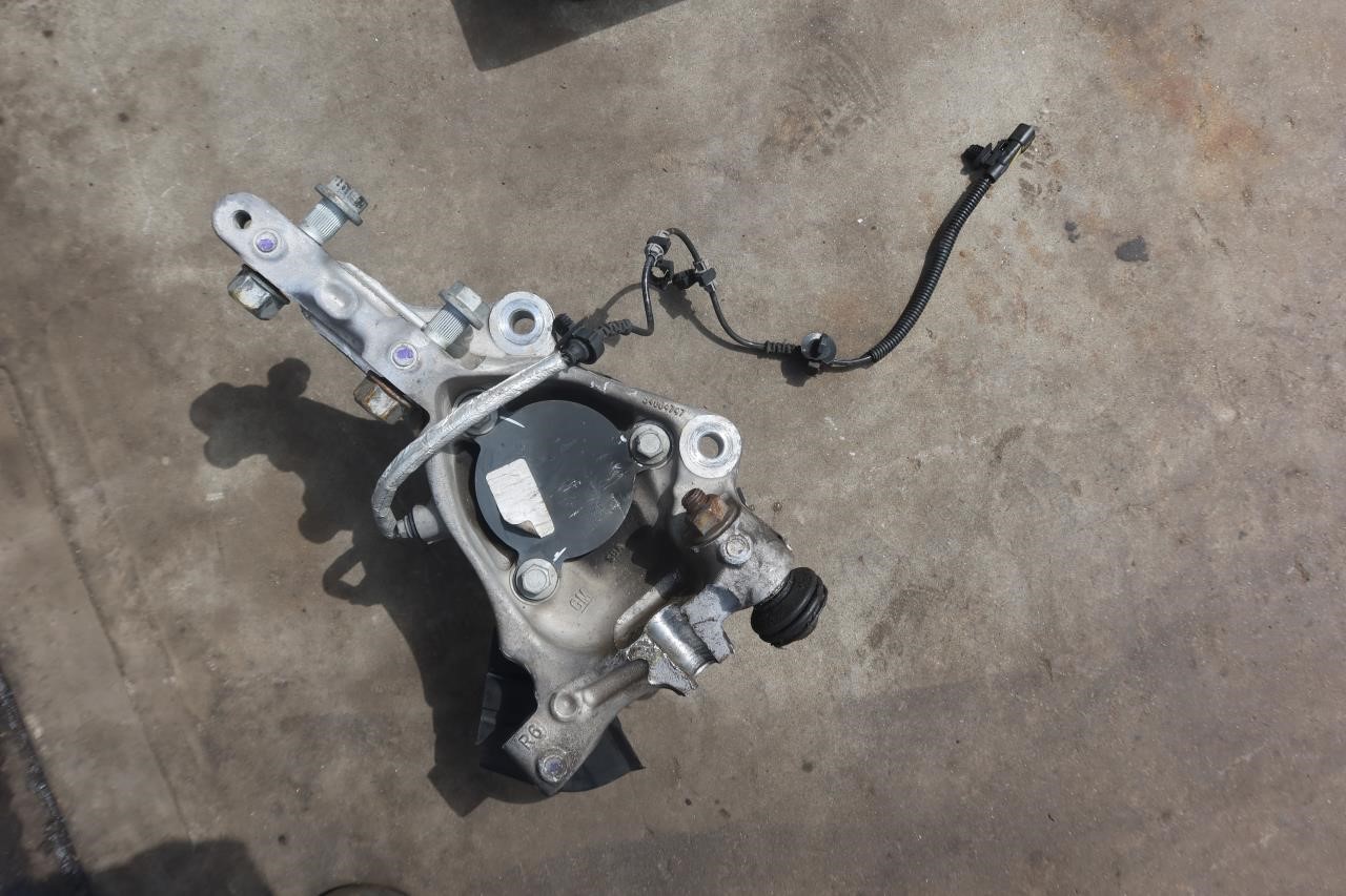 2016-2024 Chevy Camaro OEM Front Right Passenger Knuckle w/ Hub 84004747