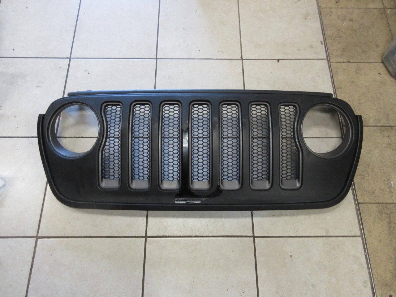 2018-2023 Jeep Wrangler JL Gladiator JT OEM Front Grille Assembly 68316767