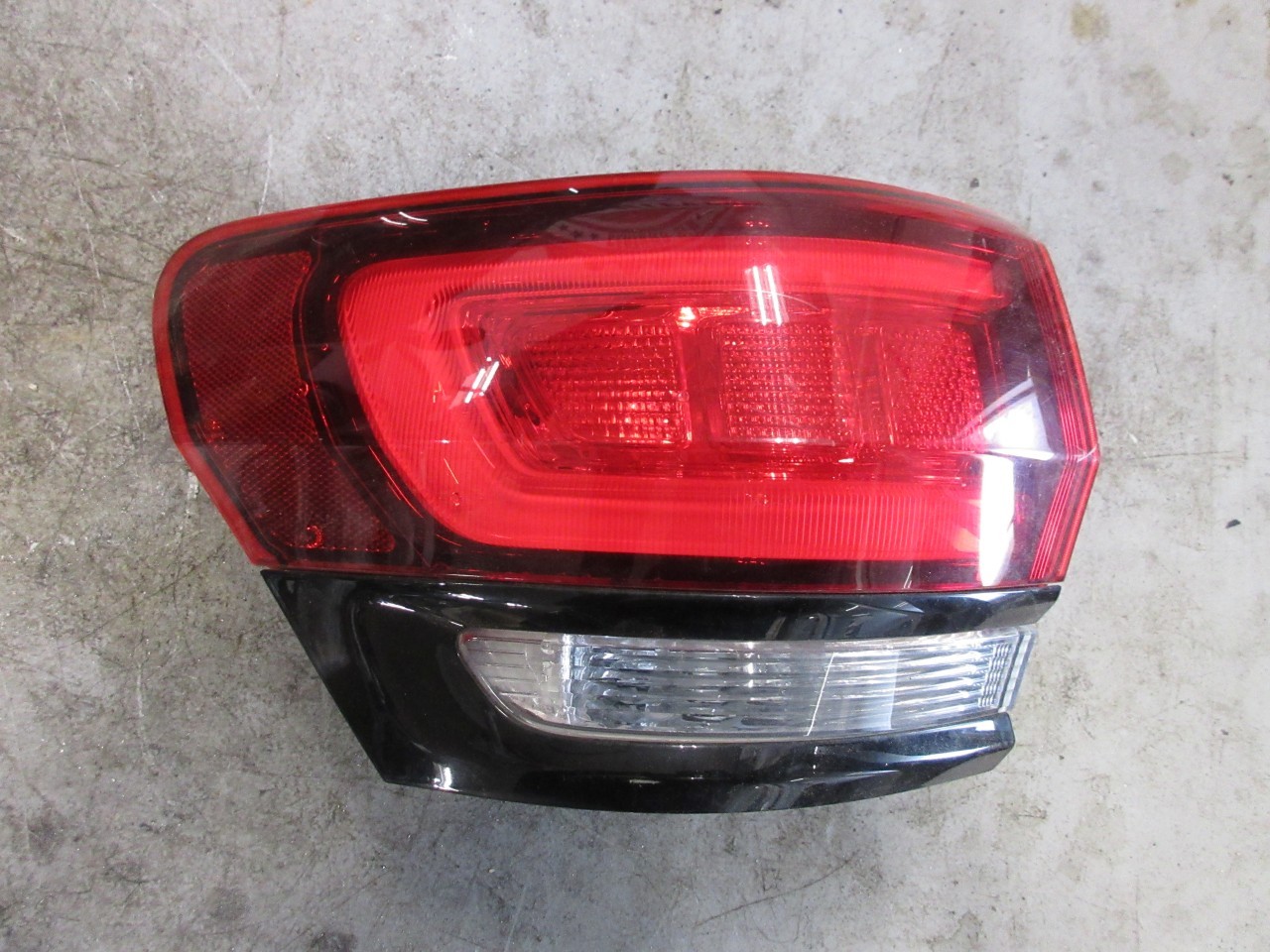 2014-2022 Jeep Grand Cherokee OEM Rear Left Driver Tail Light Lamp 68142943