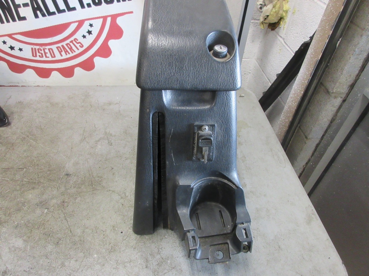 2003-2006 Jeep Wrangler TJ OEM Center Console Assembly w/ Subwoofer 56038743