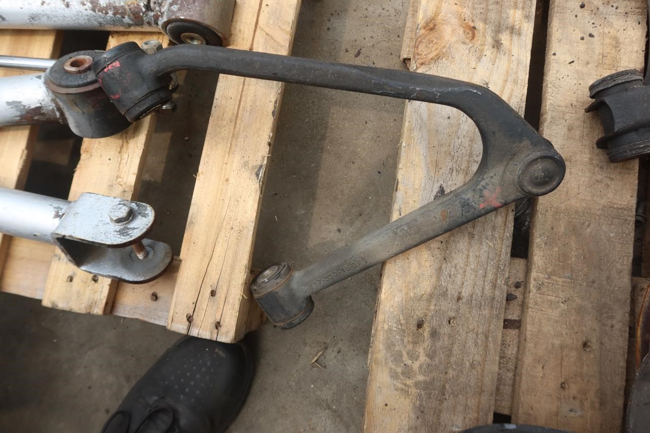 1989 Mercedes Benx 560SL OEM Front Right Upper Control Arm 107 330 15 07