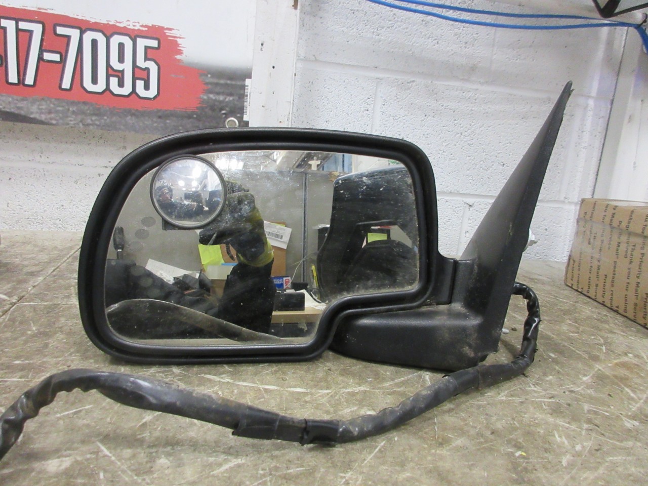 03-06 Tahoe Silverado Suburban Yukon OEM LH Driver Side View Mirror w/ Signal 