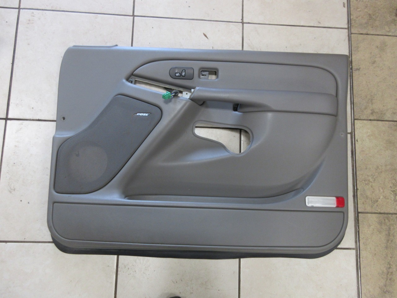 03-06 GM Tahoe Yukon Sierra OEM Right Passenger Door Trim Panel 15290232