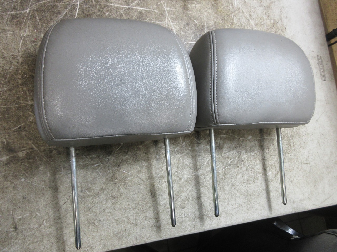03-06 GMC Chevy Tahoe Silverado Sierra OEM Front Headrest Pair Pewter 