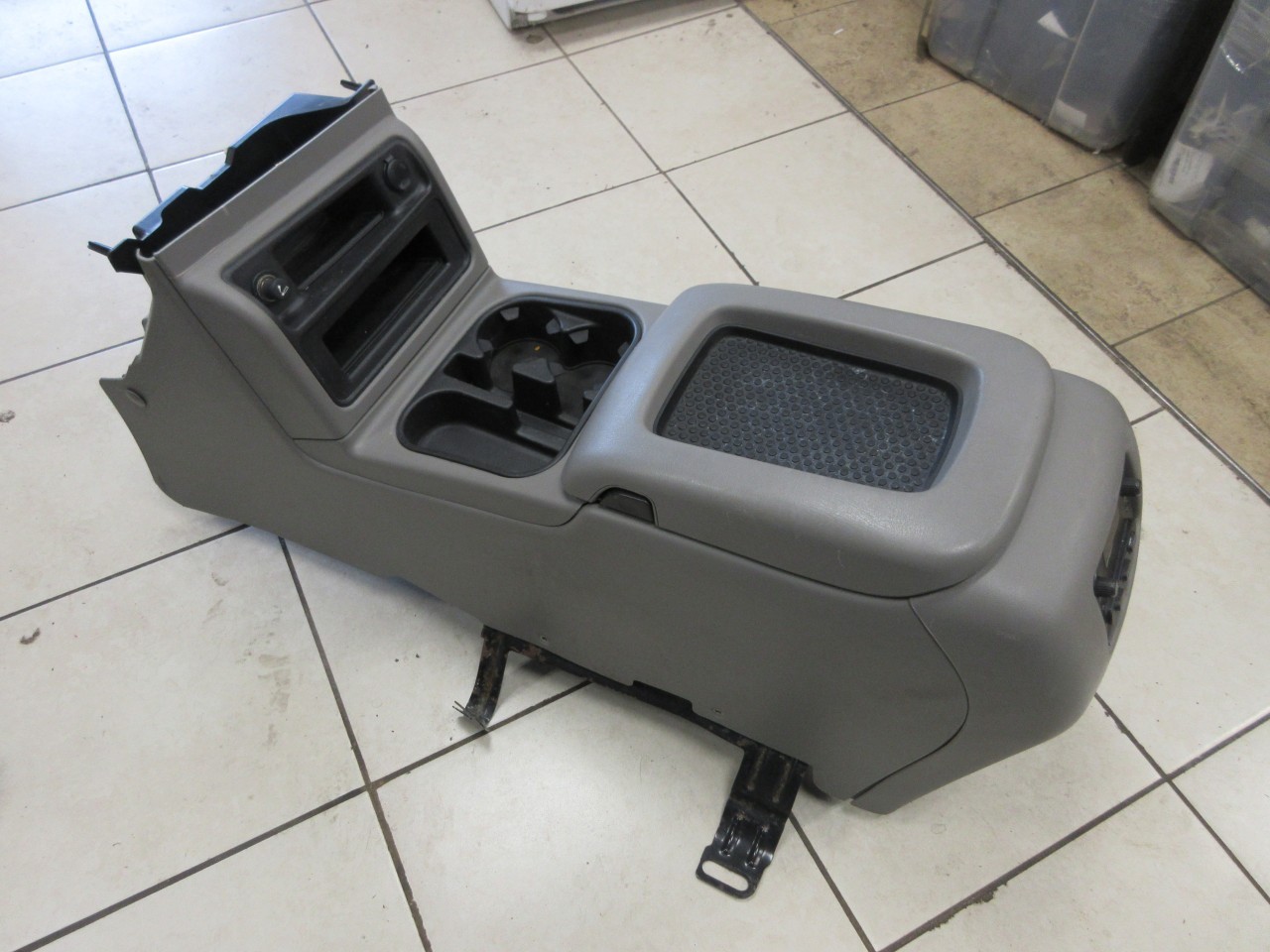 2006 Chevy Tahoe OEM Center Floor Console Pewter w/ Radio 15061879 