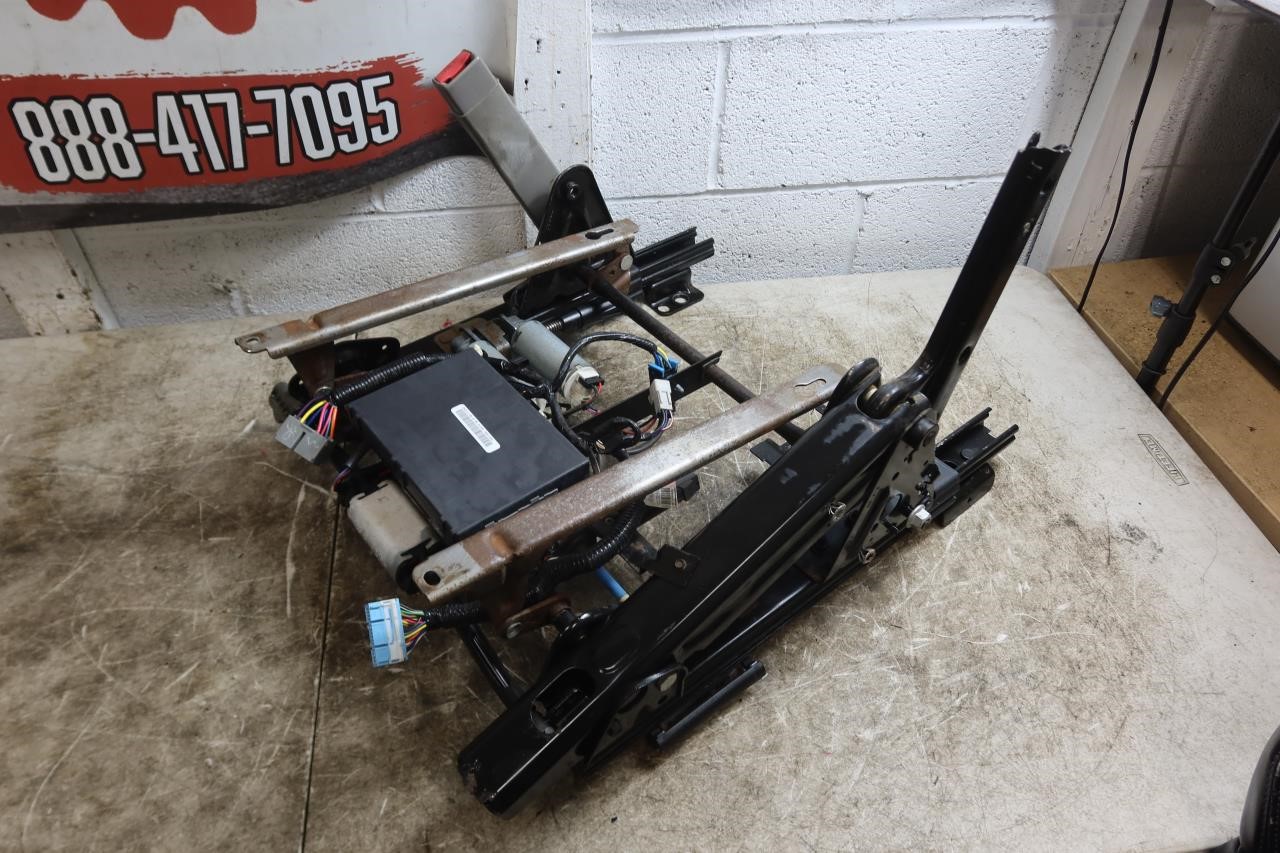 2003-2006 Chevy Tahoe OEM Front Left LH Driver Seat Track 15837362