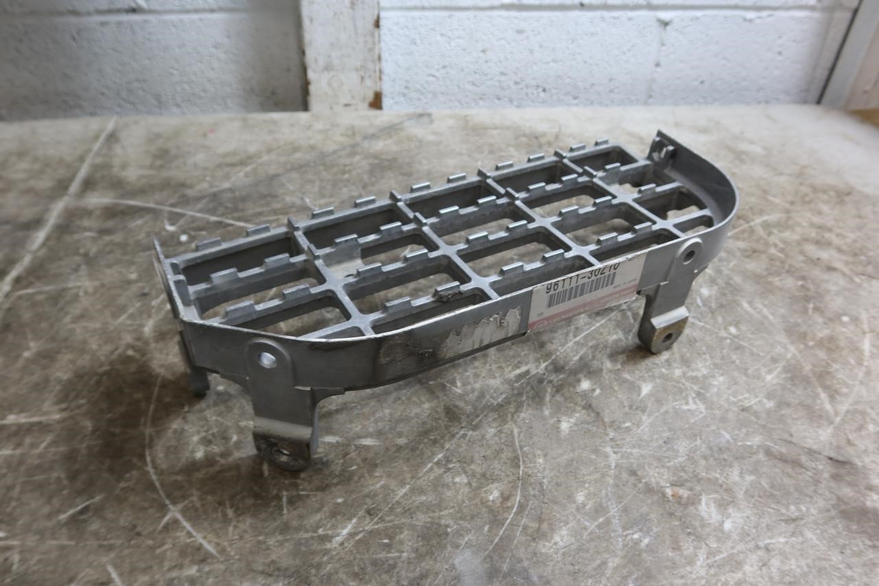 Nissan UD Diesel Truck 3300 OEM RH Right Passenger Side Step 96111-30Z10