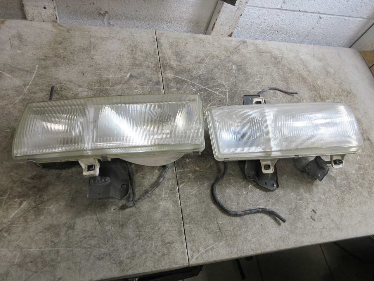 Nissan UD3300 OEM Front LH RH Head Light Lamp Pair 