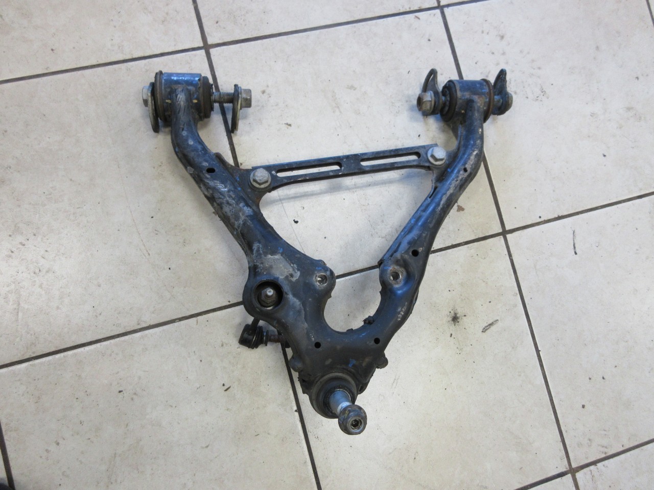 2019-2023 Chevy Silverado 1500 OEM Front Left Lower Control Arm 84628882