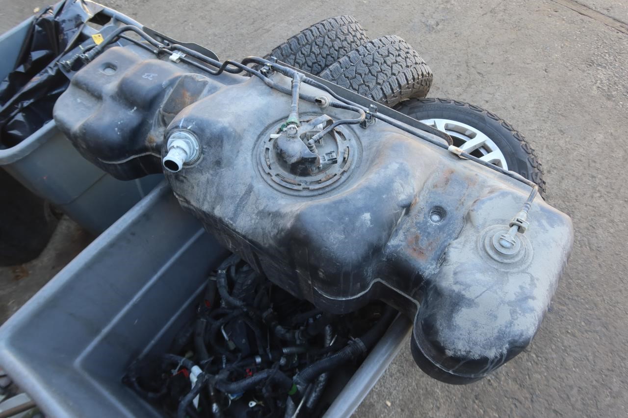 2019-2025 Chevy Silverado 1500 OEM Fuel Tank Assembly w/ Pump 84537304