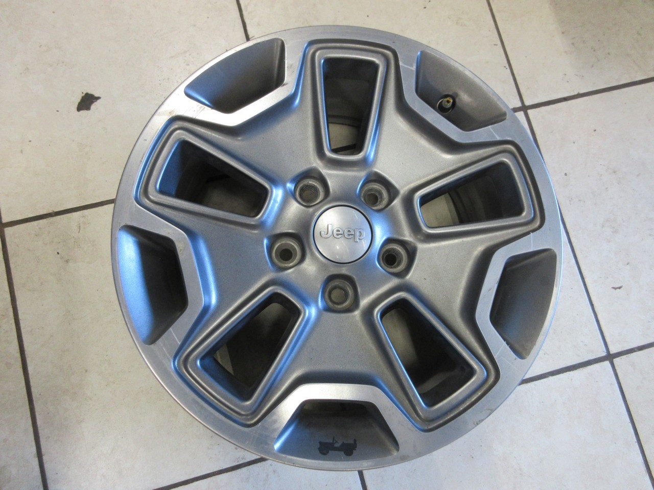 14-2018 Jeep Wrangler JK OEM 17x7.5 Jeep Wrangler JK Wheel Gray 1XA50