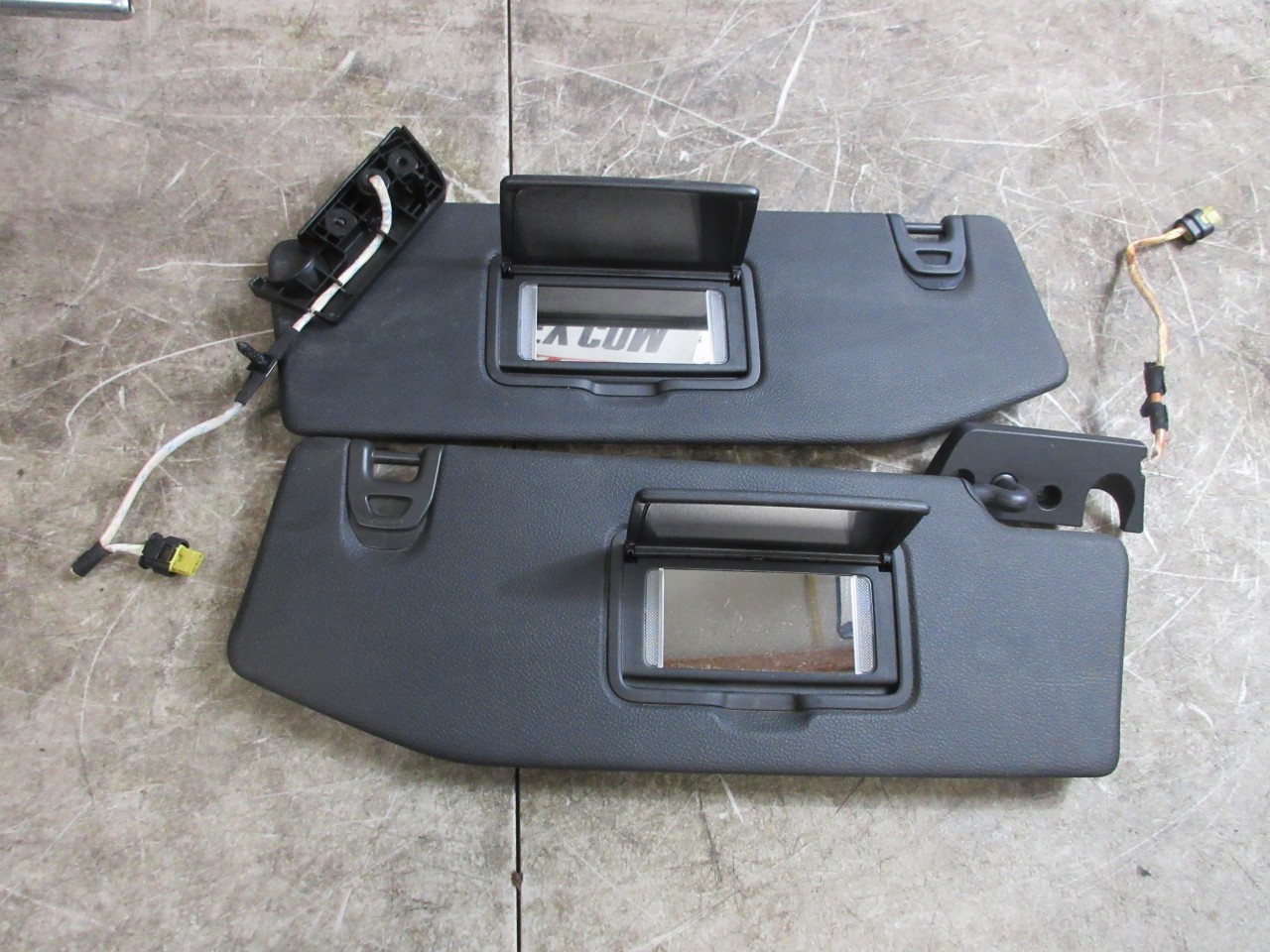 18-2023 Jeep Wrangler JL /Gladiator OEM Sun Visor Pair Left & Right w/ GDO 