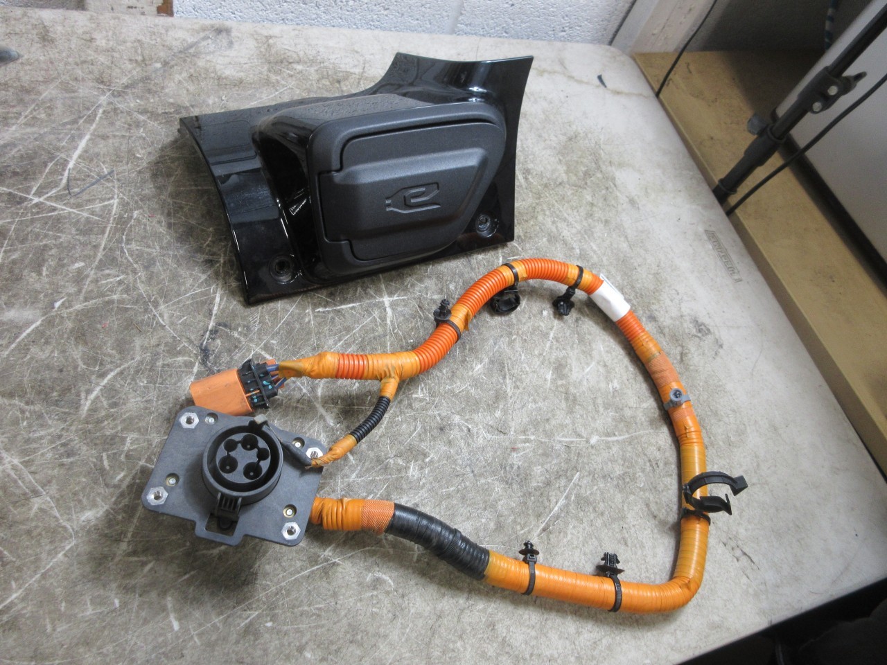 2021-2023 Jeep Wrangler JL 4XE OEM 2.0L Charging Port Cowl w/ Harness 6SS58