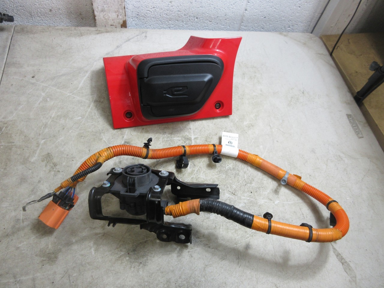 2021-2023 Jeep Wrangler JL 4XE OEM 2.0L Charging Port Cowl w/ Harness 6SS58